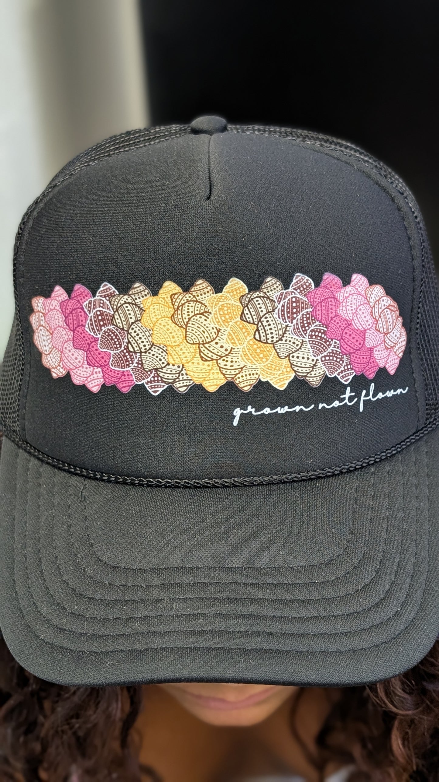Niʻihau Kahelelani Shell Trucker Hat